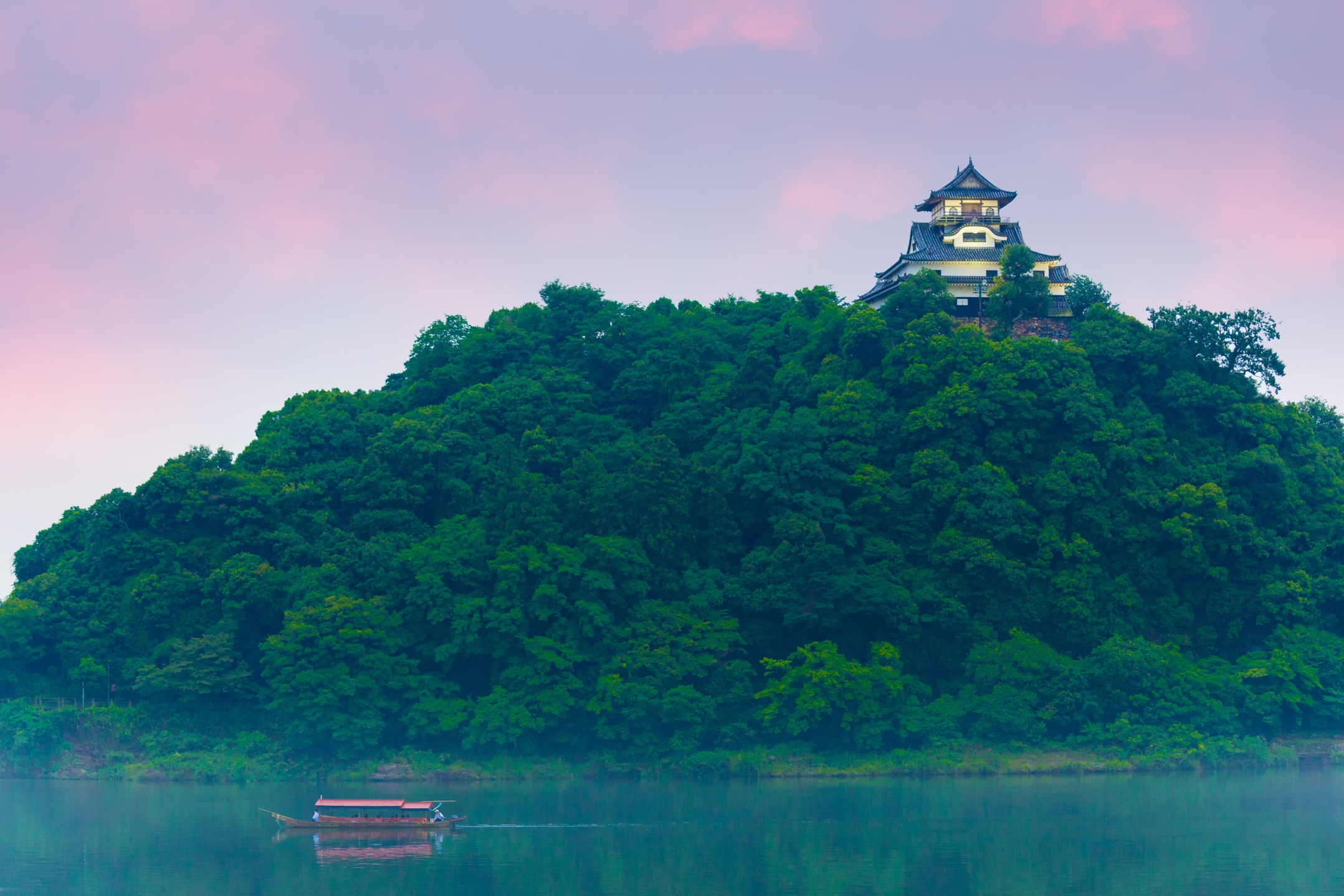 Malerisch: Die Burg Inuyama und der Fluss Kiso.