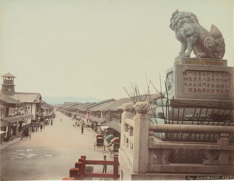 Teil des Stadtbildes: Rikschas in Gion, Kyoto, im Jahr 1886.