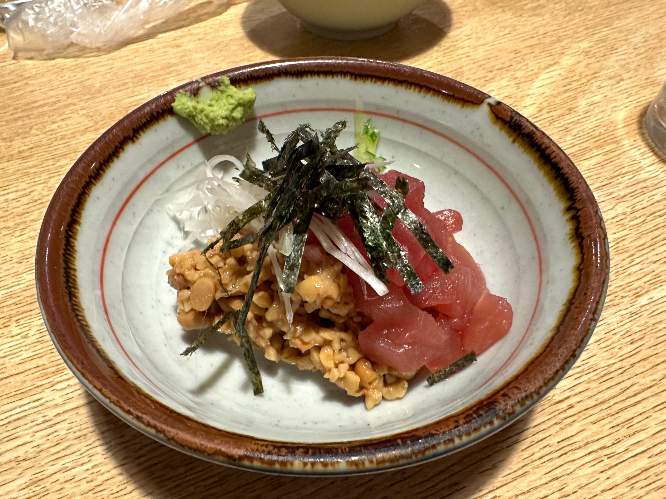 Natto mit Thunfisch-Sashimi.