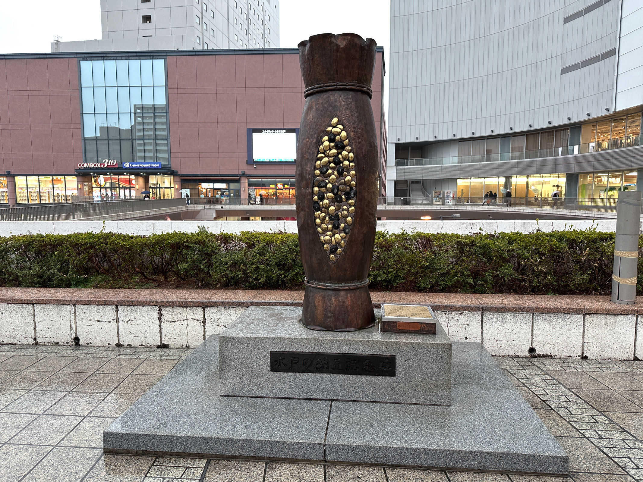 Die Natto-Statue vor dem Bahnhof Mito.
