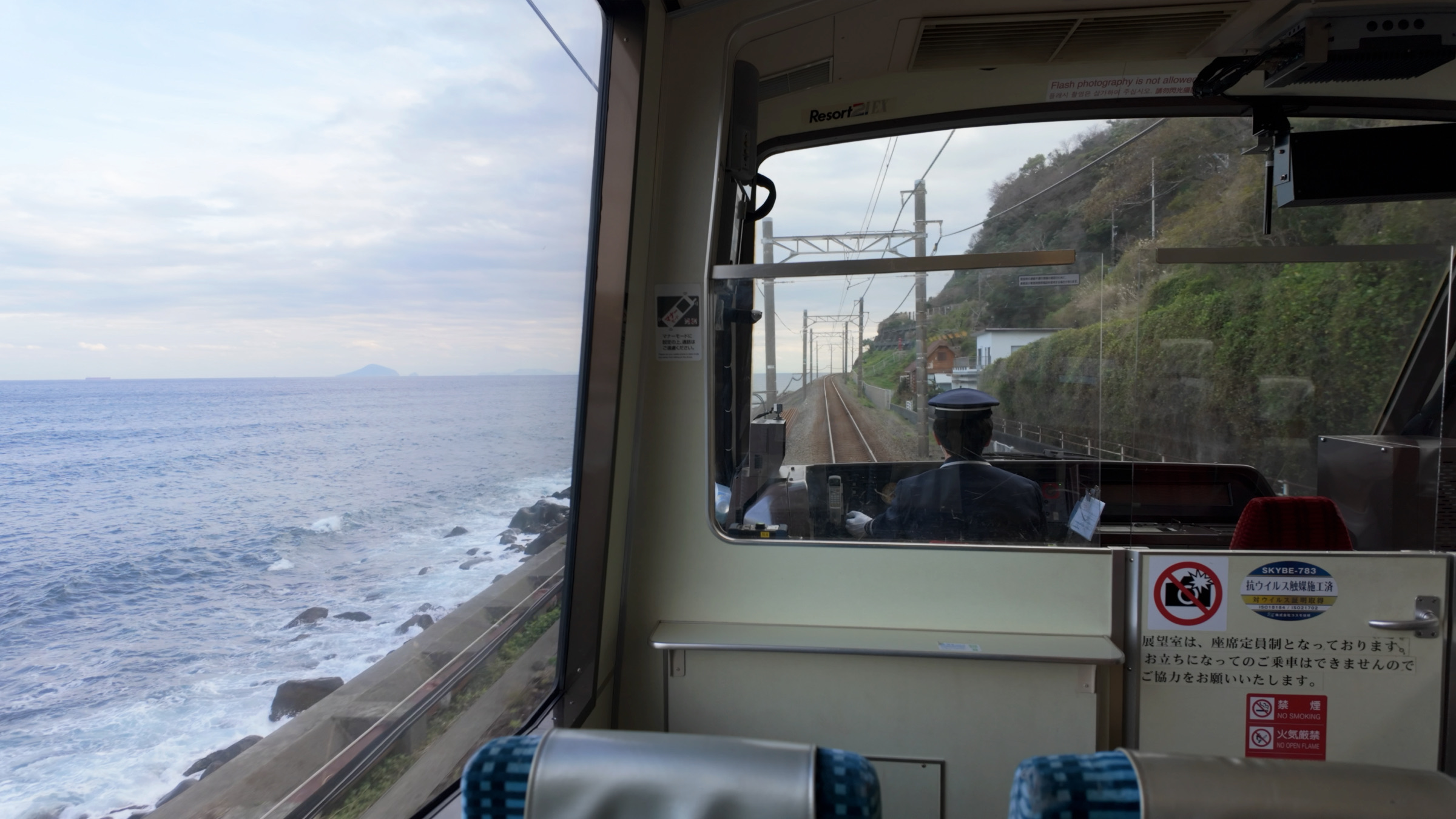 Fahrt mit dem Kurofune entlang der Ostküste der Izu-Halbinsel.