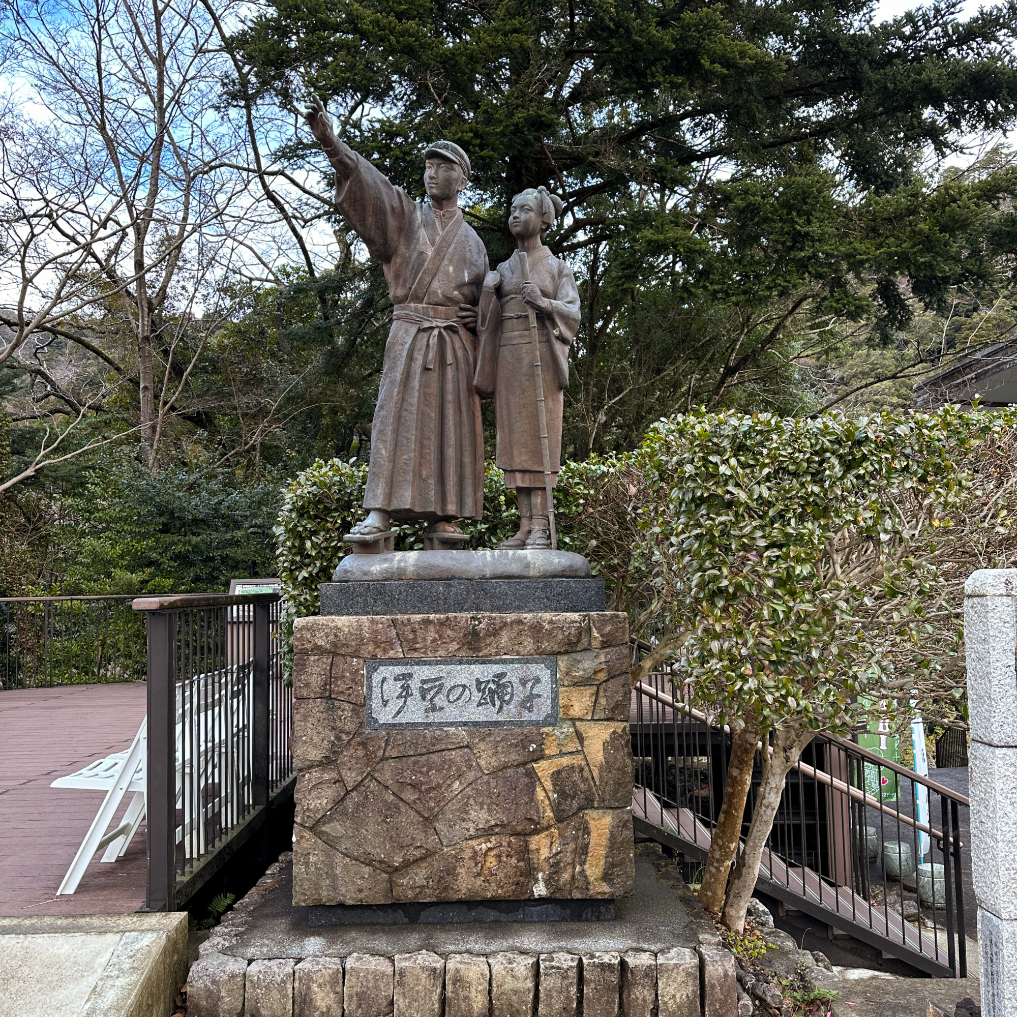Beim Jōren-Wasserfall: Eine Statue, die der Novelle "Izu no Odoriko" gewidmet ist.