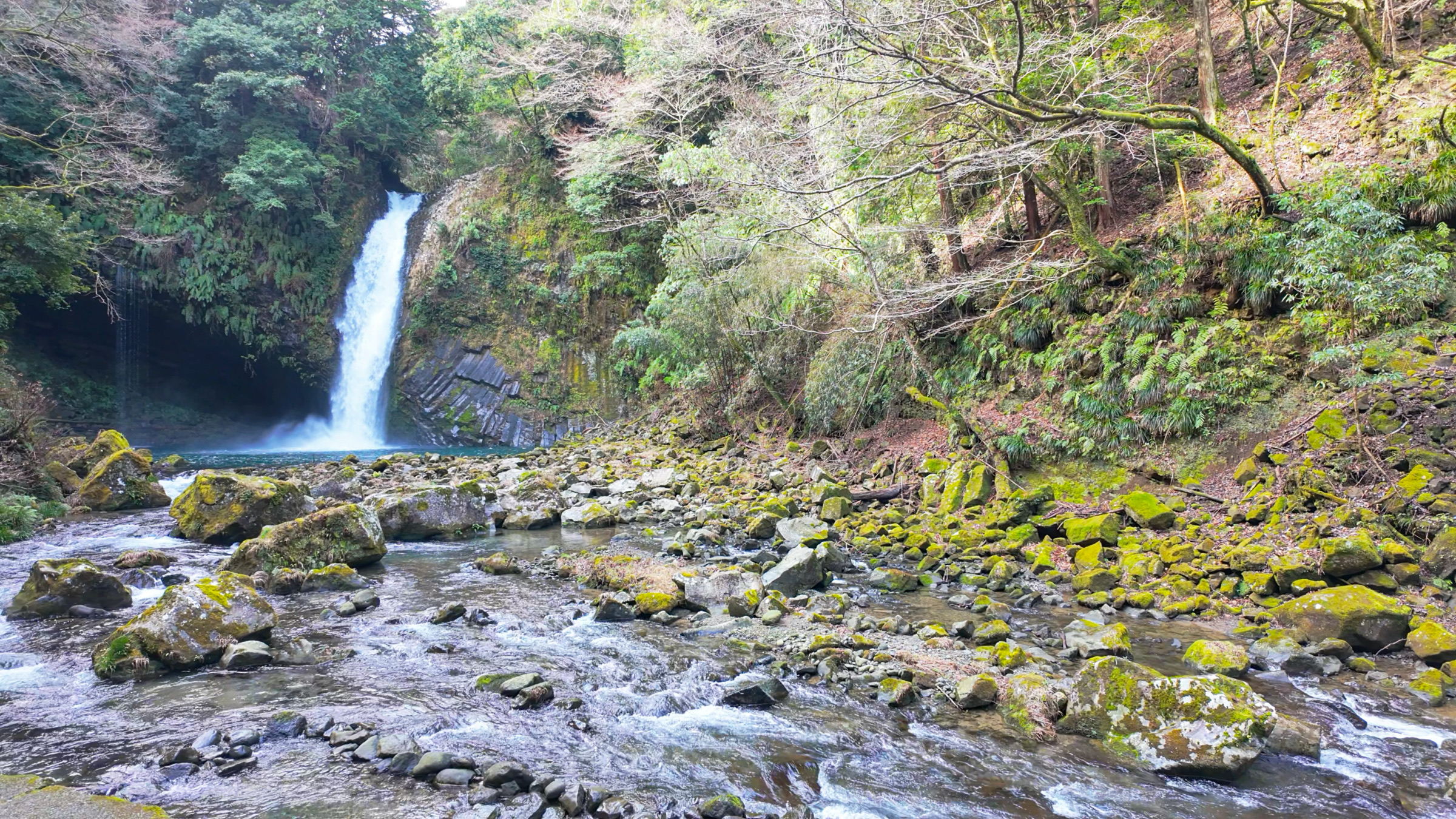 Der Jōren-Wasserfall mit seinem glasklaren Wasser.