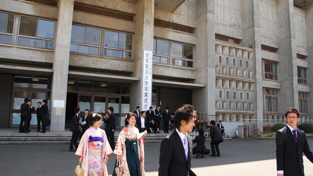 Einer von zwei jungen Japanern geht an die Uni