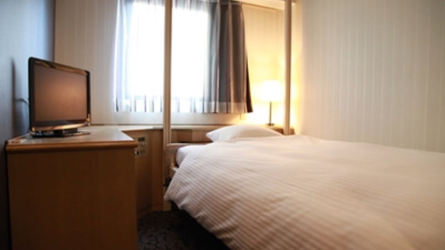 Ein Hotelzimmer mit schwebendem Bett