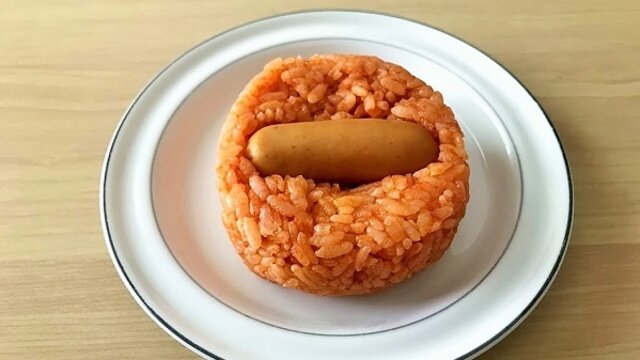 Der Wiener-Onigiri von Lawson