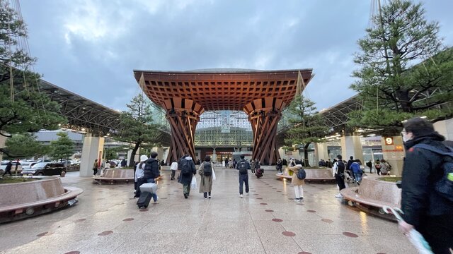 Das grosse Tor vor dem Bahnhof Kanazawa