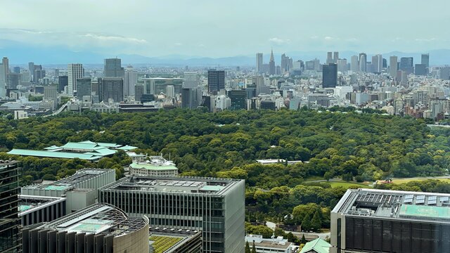 Der Kaiserpalast und die Skyline von Shinjuku