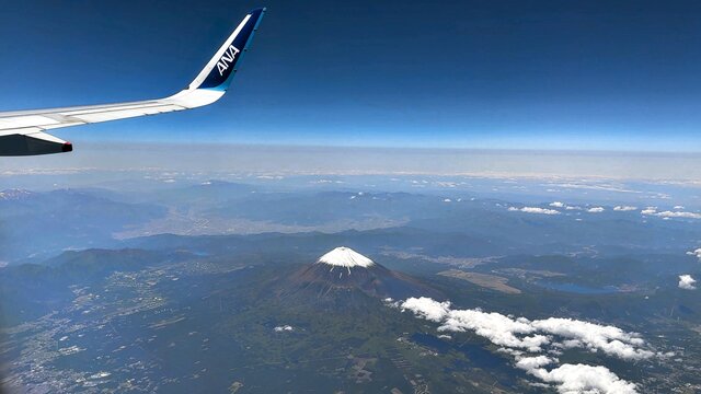 Am Berg Fuji vorbeifliegen