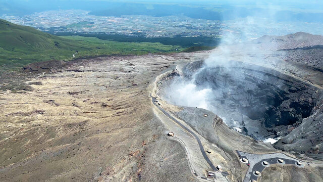 Ein Flug über einen Vulkankrater