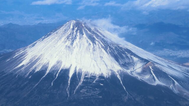 Die gigantische Delle am Berg Fuji