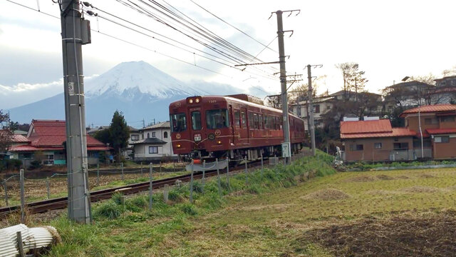 Der Retro-Zug mit dem Fuji im Hintergrund
