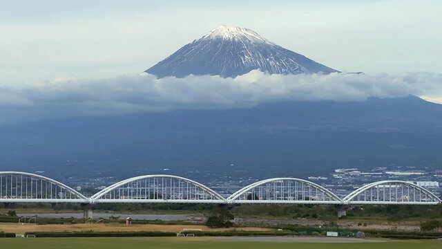 Der Shinkansen mit der Sicht auf den Fuji